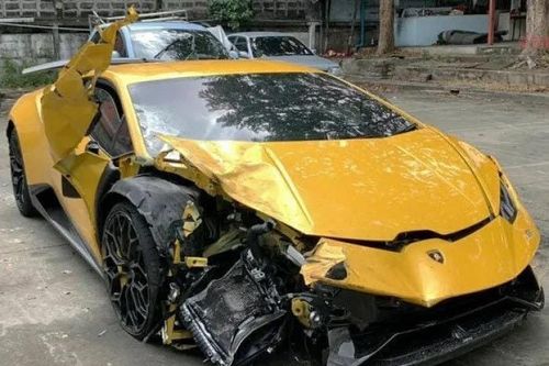 Siêu xe Lamborghini mất lái, đâm hàng loạt ô tô tại trạm thu phí