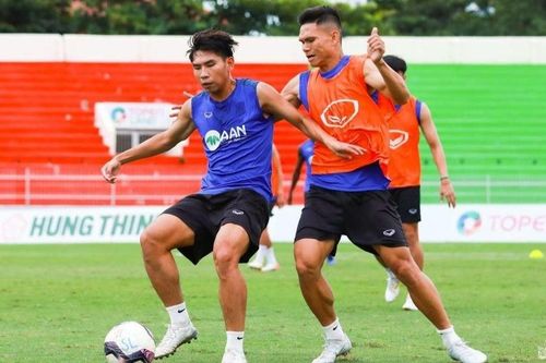 Xuân Mạnh đá trung vệ trong chuyến làm khách của Sông Lam Nghệ An trên sân Quy Nhơn