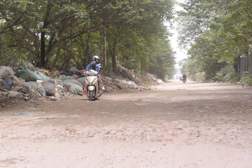 Tuyến đường huyết mạch xuống cấp, nhiều năm bị 'bỏ quên' ở Thủ đô