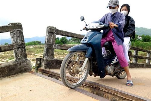 Bình Định: Nín thở đi trên cầu nhấp nhô vì sụt lún, đứt gãy nhịp cầu