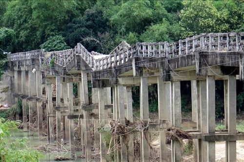 Người dân 'thót tim' khi đi qua cầu đã xuống cấp nghiêm trọng