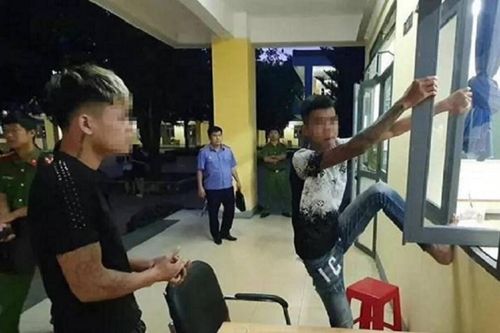 Nửa đêm 'về thăm' trường cũ, 2 thanh niên tiện 'chôm' luôn 16 máy tính