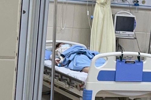 Một sao Việt cấp cứu gấp do ngộ độc thức ăn
