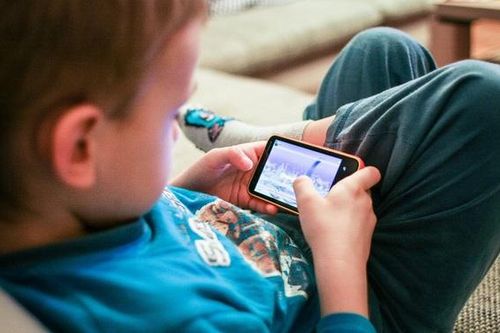 Trẻ bị mắc hội chứng rối loạn vận động (tic) do xem ti vi, sử dụng điện thoại nhiều