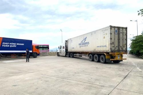 Xử phạt lái xe đầu kéo tự ý 'chặn đường' gây ùn tắc cao tốc Đà Nẵng - Quảng Ngãi