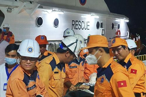 Kịp thời cứu nạn 2 thuyền viên người Philippines