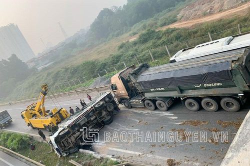Lật xe tải trên cao tốc Hà Nội - Thái Nguyên