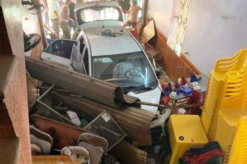 Hải Phòng: Taxi đâm bung cửa cuốn rồi lọt vào nhà dân
