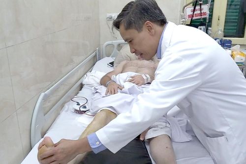 Thay toàn bộ khớp háng cho bệnh nhân người Pháp