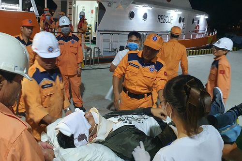Cứu sống 2 thuyền viên người Philippines gặp nạn trên biển
