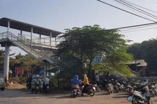 Thanh Hóa: Băng qua đường sắt có rào chắn, 2 vợ chồng bị tàu tông thương vong