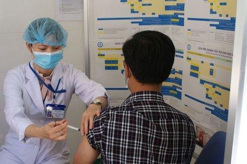 Nhiều địa phương khẩn trương tiêm vaccine COVID-19 mũi 4