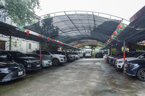 Bãi trông giữ xe tự phát bủa vây sân bay Nội Bài, cò mồi chèo kéo khách đi taxi