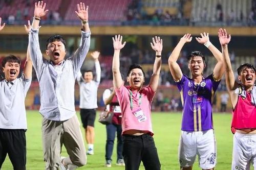 Sẵn sàng trao cúp vô địch cho Hà Nội FC tại Hàng Đẫy