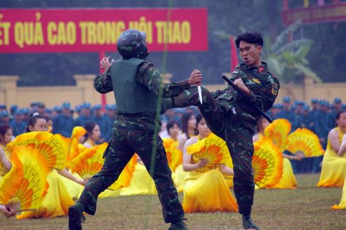 Xem đặc công Bộ Tư lệnh Thủ đô múa võ, biểu diễn đối kháng