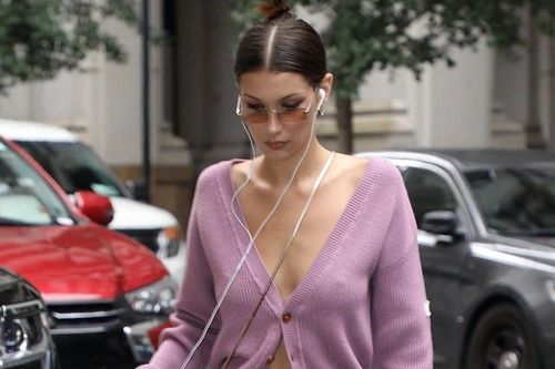 Mốt mặc cardigan gợi cảm quay lại