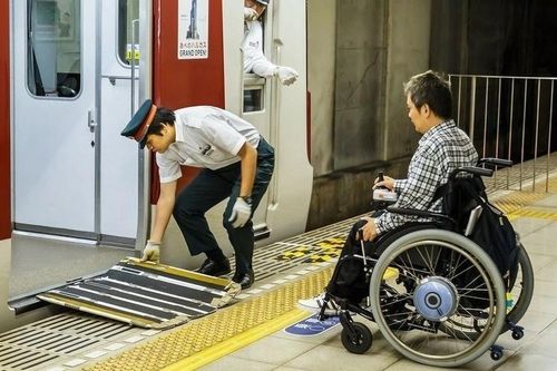 Khách khuyết tật thích Trung Quốc, Nhật Bản