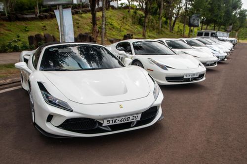 Nhiều siêu xe Ferrari đủ chủng loại quy tụ tại Buôn Ma Thuột