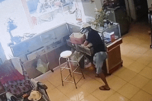 Camera ghi lại hành động của người trộm vàng