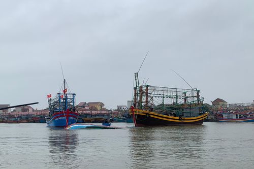 Quảng Bình: Bộ đội biên phòng giúp ngư dân trục vớt tàu cá trên sông Roòn