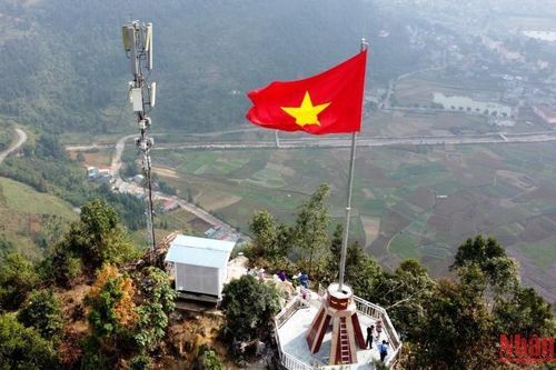 Thiêng liêng Lễ thượng cờ và khánh thành Cột cờ Tổ quốc ở biên giới Lào Cai