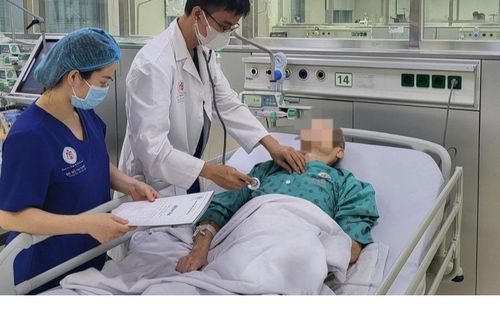 Cứu sống cụ ông 100 tuổi đột quỵ não