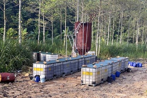 Phát hiện cơ sở tái chế hàng chục tấn dầu nhớt