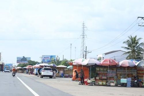 Tái diễn tình trạng hàng rong lấn chiếm lề đường dưới chân cầu Mỹ Thuận