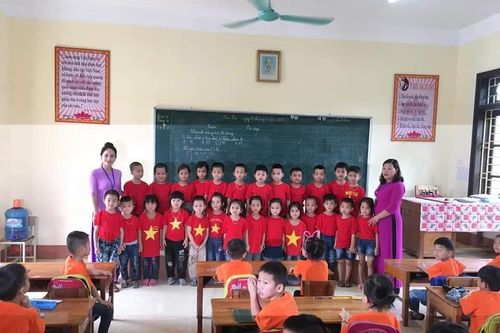Cô giáo mầm non ứng dụng công nghệ dạy tiếng Việt