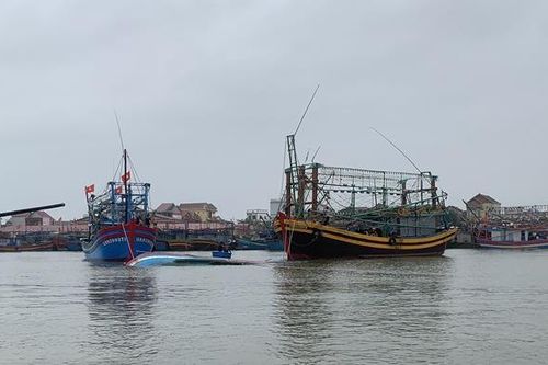 Hỗ trợ trục vớt tàu cá bị chìm trên sông Roòn