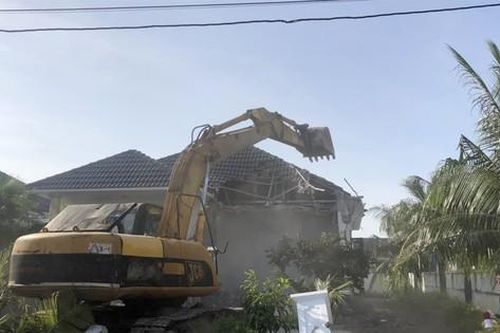 Phá dỡ hai biệt thự xây trái phép ở Phú Quốc