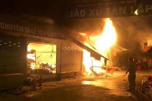 Dãy ki ốt quần áo ở TP Thủ Đức bị thiêu rụi, tiểu thương bới tìm tài sản