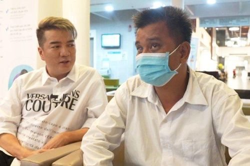 Đàm Vĩnh Hưng tặng chi phí mổ mắt cho người hát rong khiếm thị hơn 300 triệu đồng