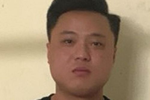 Nổi cơn ghen khi thấy bạn gái ngồi trên ô tô của người khác, nam thanh niên gây ra hành động nông nổi