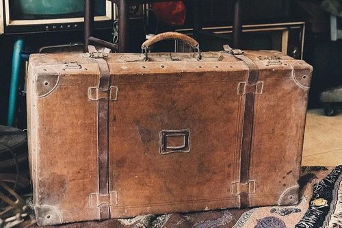 Mua chiếc vali từ tiệm đồ cũ, người đàn ông 'đứng hình' khi mở kiểm tra