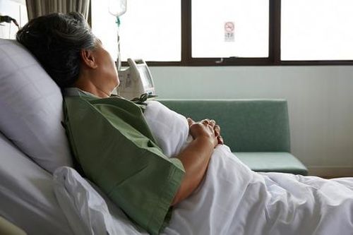 Câu nói phũ phàng của anh chồng khi thấy mẹ về quê