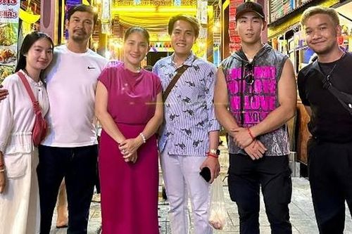 Sau 'giải oan' cho Cát Tường, Tiết Cương đưa bà xã đi du lịch cùng hội bạn, còn tình tứ ôm vai