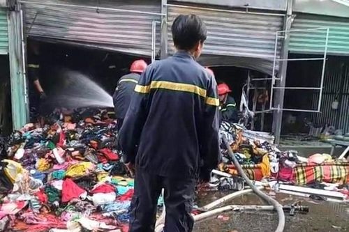 TPHCM: Cháy chợ rạng sáng, hai cửa hàng bị thiêu rụi