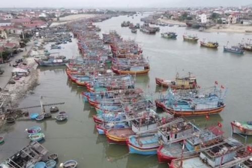 Quảng Bình: Một tàu cá bị đâm chìm khi neo đậu ở cửa Roòn