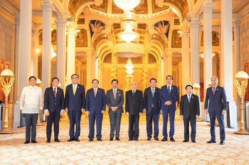 Thủ tướng cùng lãnh đạo các nước ASEAN tiếp kiến Quốc vương Campuchia