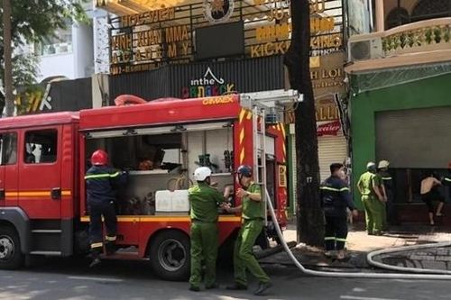 Phá 2 lớp cửa, dập lửa cứu người dân