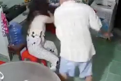 Thiếu nữ bị cha đánh bầm dập vì đi chơi về muộn