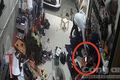 Công an mật phục, bắt kẻ xông vào nhà giật điện thoại trên tay bé trai