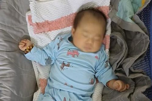 Bé trai bị bỏ rơi trước nhà thầy giáo kèm lá thư 'đẫm nước mắt'