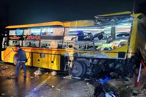 Tai nạn thảm khốc làm 2 người chết, 13 người bị thương: Xe khách sai làn đường