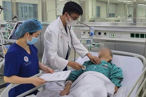Cứu sống cụ ông 100 tuổi đột quỵ não