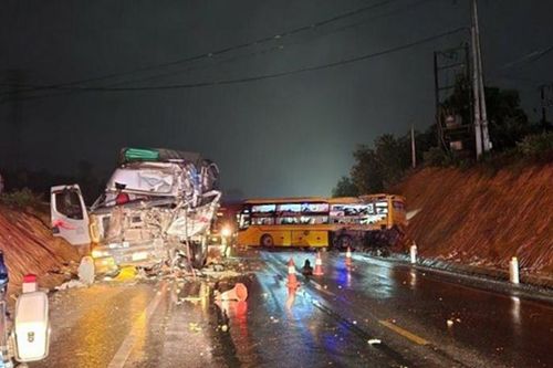 Xe khách đi không đúng làn đường, đấu đầu xe tải khiến 15 người thương vong