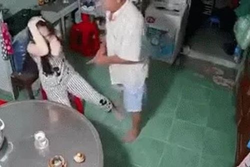 Con gái 17 tuổi bị cha đánh tới tấp vì đi chơi về muộn