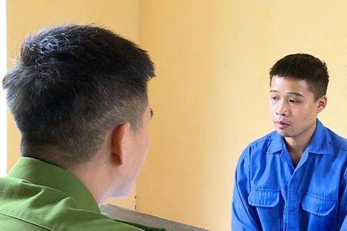 Khởi tố kẻ dùng dao đâm liên tiếp chủ quán tạp hóa, cướp tài sản