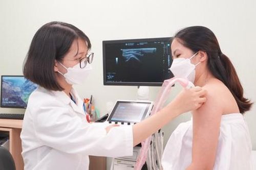 Liệt đột ngột vai trái do thói quen bế con một bên thường xuyên